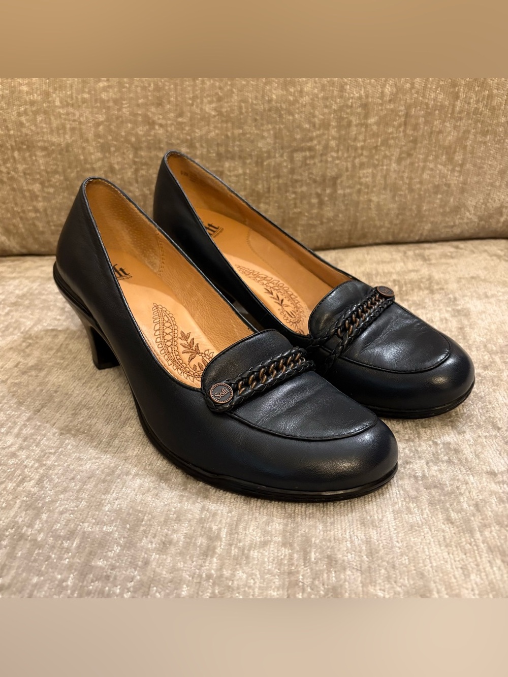 SOFFT True Navy Blue almost blackLeather Chain-Trim Women's Heel
0610